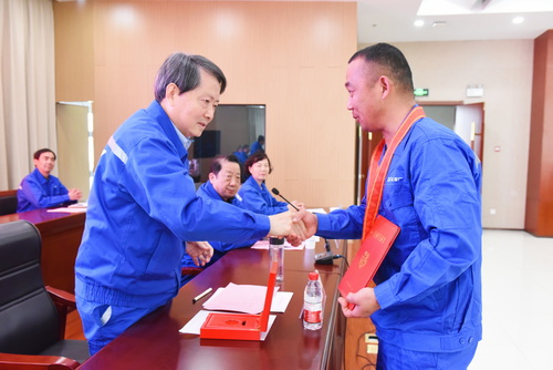圖4 公司黨委書記、董事長郭琰代表上級部門授予李波永同志“江蘇省五一勞動獎章”證書-壓縮.jpg